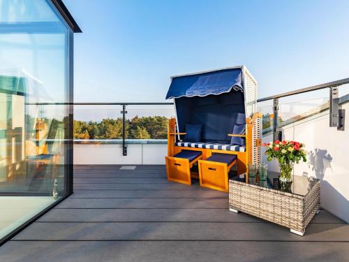a balcony with a swing on a roof at Prora - Ferienwohnung mit Waschmaschine - Meeresrauschen Dachterrasse in Binz