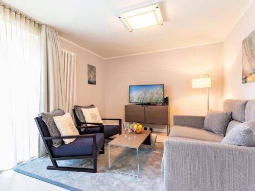 a living room with a couch and a table at Prora Block 1 - Ferienwohnung mit Pool, Sauna und Fitness - Sonnenschein in Binz