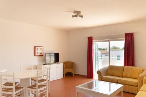 Prainha 2 bed Apt with Pool, Air con and Beach Access