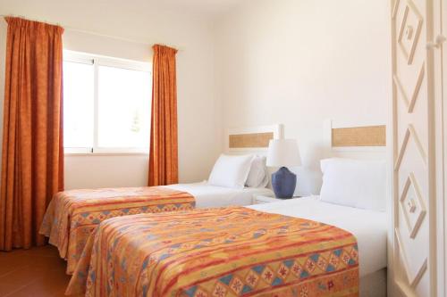 Prainha 2 bed Apt with Pool, Air con and Beach Access