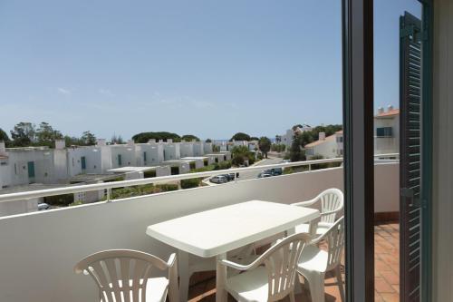 Prainha 2 bed Apt with Pool, Air con and Beach Access