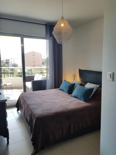 Beautiful modern 4-star apartment with swimming pool and Wi-Fi