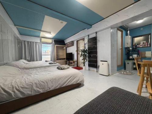 a bedroom with a large bed and blue ceilings at 和風客棧 in Tokyo