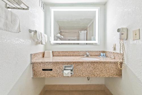 a bathroom with a sink and a mirror at Moonlight Inn Hotel O Hattiesburg, MS in Hattiesburg