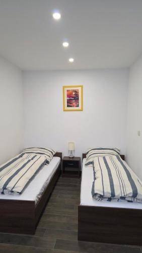 two beds sitting next to each other in a bedroom at Martin Ferienhaus in Burg bei Magdeburg