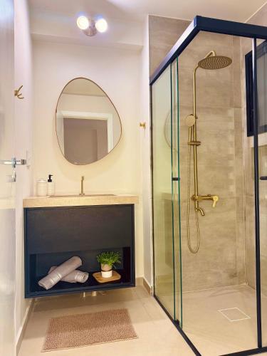 a bathroom with a shower and a sink at Apartamento completo e elegante no centro de Pouso Alegre in Pouso Alegre