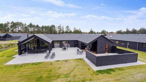 an aerial view of a black house with a patio at Villavilla 596 - Rømø, Sydjylland in Høm