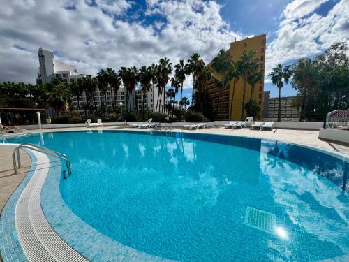 Sunny Poolside Holiday in Las Américas