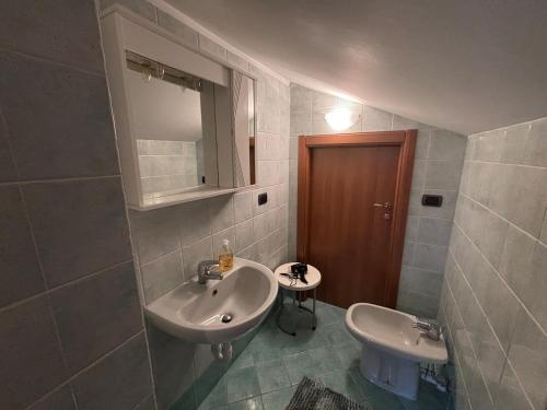 a bathroom with two sinks and a mirror at Fusero1 relax vero borgata fusero 20 giaveno in Coazze