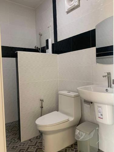 a bathroom with a white toilet and a sink at เดอะโดมโฮมสเตย์ ม่อนแจ่ม in Mon Jam