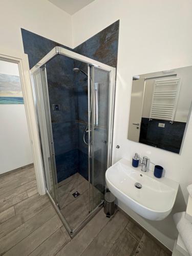 a bathroom with a shower and a sink at Bilocale tranquillo e funzionale, ideale per soggiorni di lavoro in Vignola
