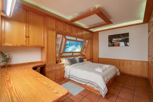 a bedroom with a bed in a room with wooden cabinets at El Sueño de Mamá in Tegueste