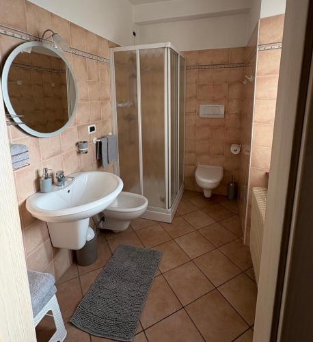 a bathroom with a sink and a shower and a toilet at Casa Marta in Lisignago