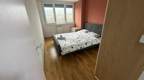 Sara apartment في إسكوبية: غرفة نوم صغيرة بها سرير ونافذة
