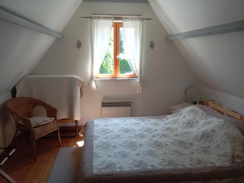 a bedroom with a bed and a window at La Maisonnette - animaux acceptés, parking privé, jardin plein sud in Wissant