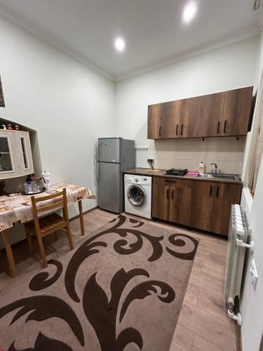 kuchnia z kuchenką i stołem z dywanem w obiekcie Edlen-Sameba-View w mieście Tbilisi City