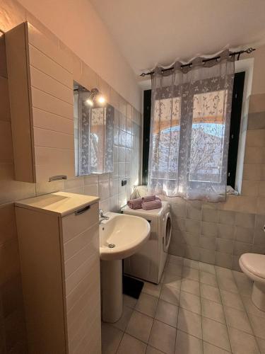 a bathroom with a sink and a washing machine at Casa San Martino 21 in Uboldo