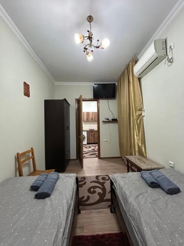 sypialnia z dwoma łóżkami i wentylatorem sufitowym w obiekcie Edlen-Sameba-View w mieście Tbilisi City