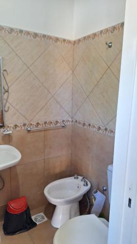 a bathroom with a white sink and a toilet at MONOAMBIENTE Flores del Cielo in Federación