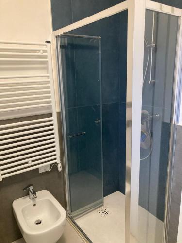 a bathroom with a shower and a toilet and a sink at La Casa di Nives in Scorzè