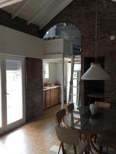 a kitchen and dining room with a table and chairs at Lazlo in Sierra de los Padres
