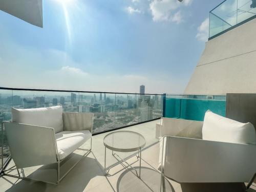 Modern and Cozy 1 Bedroom with Private Balcony Pool