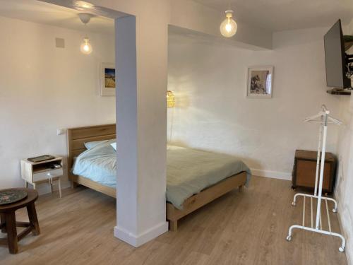 Habitación amplia y tranquila con baño privado en piso compartido