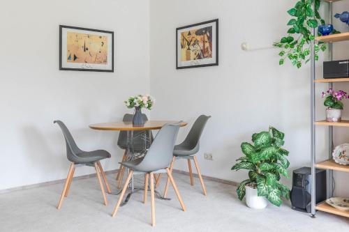 a table and chairs in a room with a plant at Ferienwohnung Tina EG in Boltenhagen