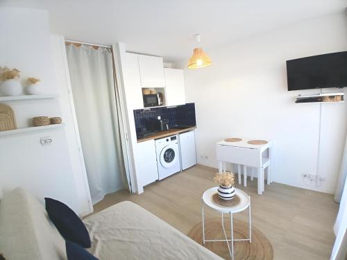 Studio 4 pers, 1ère ligne, Piscine, Vue mer latérale