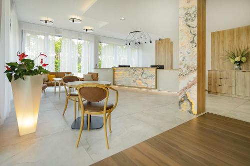 ein Esszimmer mit Tisch und Stühlen in der Unterkunft Poznań West Hotel - Airport in Posen