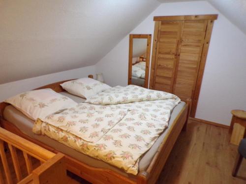 a bedroom with a bed and a wooden cabinet at Ferienwohnung Hummel in Aurich