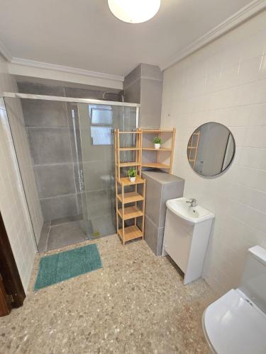 ein Badezimmer mit Dusche, Toilette und Waschbecken in der Unterkunft Simat Malina in Simat de Valldigna