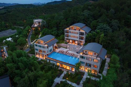 an aerial view of a mansion with a swimming pool at Anji Peiyi Lingfeng Vacation Hotel in Anji