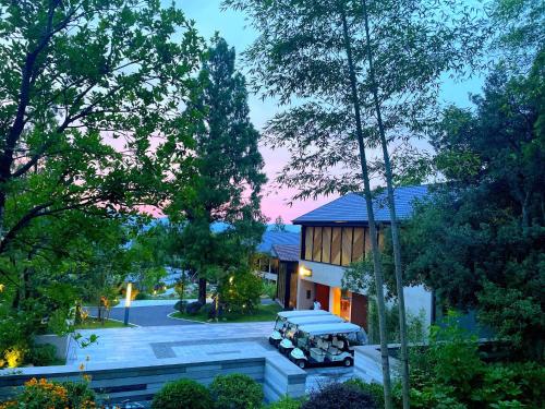 a truck parked in front of a building at Anji Peiyi Lingfeng Vacation Hotel in Anji