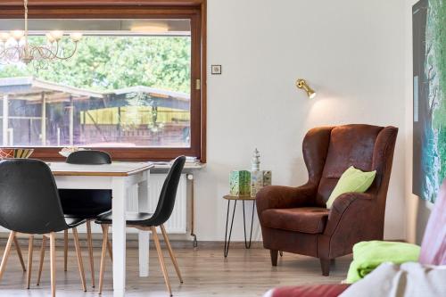 a living room with a table and a chair at Lund36 in Husum