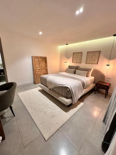 Alux Suites 객실 침대