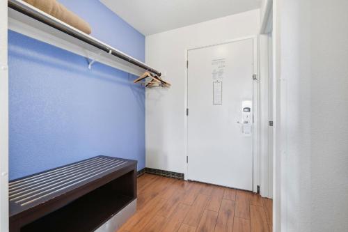a room with a bench and a blue wall at Hotel Solares in Santa Cruz