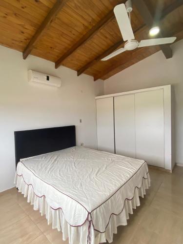 a bedroom with a bed in a room with a ceiling at Alquilo Casa por Día in Cambyretá