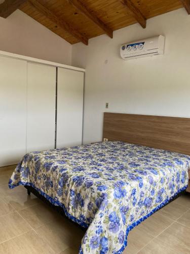 a bedroom with a bed in a room at Alquilo Casa por Día in Cambyretá
