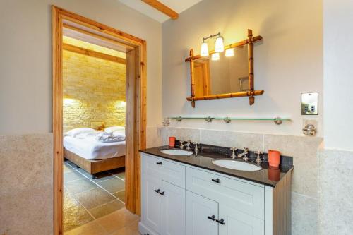 a bathroom with two sinks and a mirror at 2 Bed in Glendale oc-b34216 in Glendale