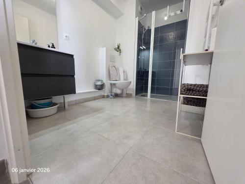 a bathroom with a shower and a toilet and a sink at Spacieux appartement dans résidence avec piscine in Bormes-les-Mimosas