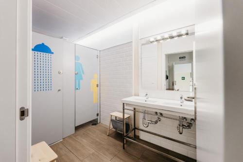 Koupelna v ubytování Nut Hostel