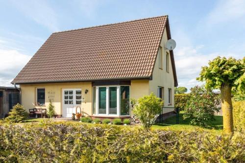 a small yellow house with a brown roof at Ferienwohnung Sterntaler in Goldbeck