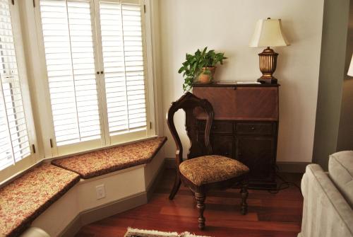 Cow Hollow Inn and Suites Image
