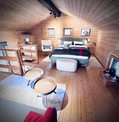 a bedroom with a bed and two tables in a room at Hüttli Chalet Weitblick 10 Minuten zur Skigondel und Aletschgletscher in Naters