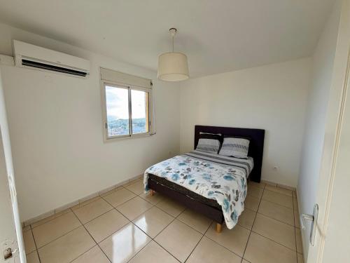 a bedroom with a bed and a window at Apartment with exceptional views, Saint-Joseph in Saint-Joseph