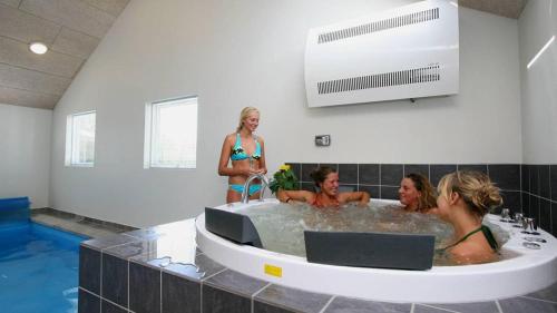 a group of women sitting in a bath tub at Villavilla 171 - Ebeltoft, Østjylland in Ebeltoft