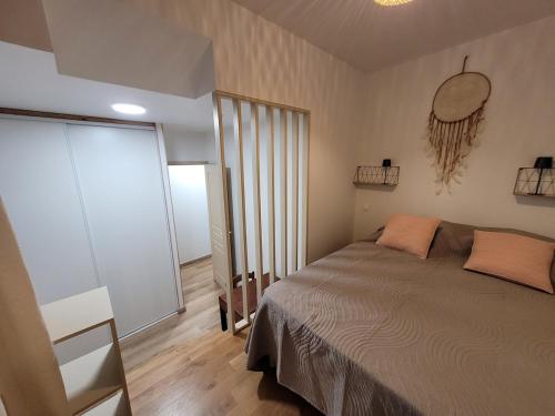 a bedroom with a bed and a large window at Gîte L'alcôve in Issendolus