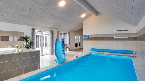 a large swimming pool in a bathroom with a sink at Villavilla 441 - Grenå Strand, Østjylland in Grenå