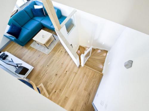 an overhead view of a living room with a blue couch at Reethaus Ostseeblick 1 A in Wohlenberg